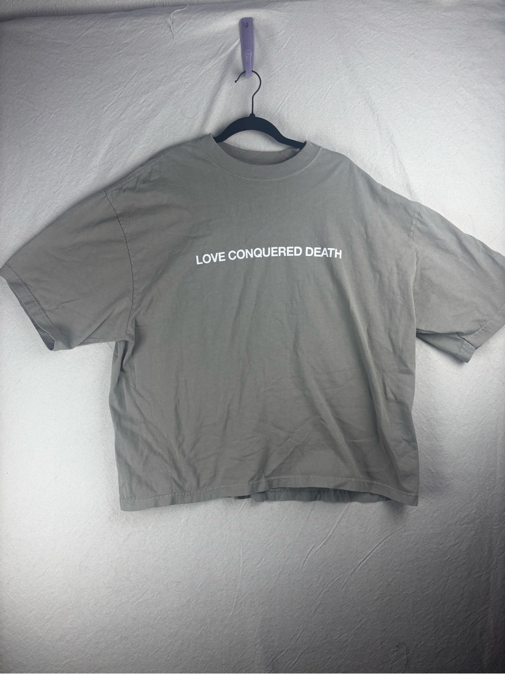 Shakawear men’s large love conquered death shirt